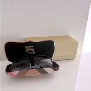 💯 Authentic Burberry Black Sunglasses with Plaid Case and box
